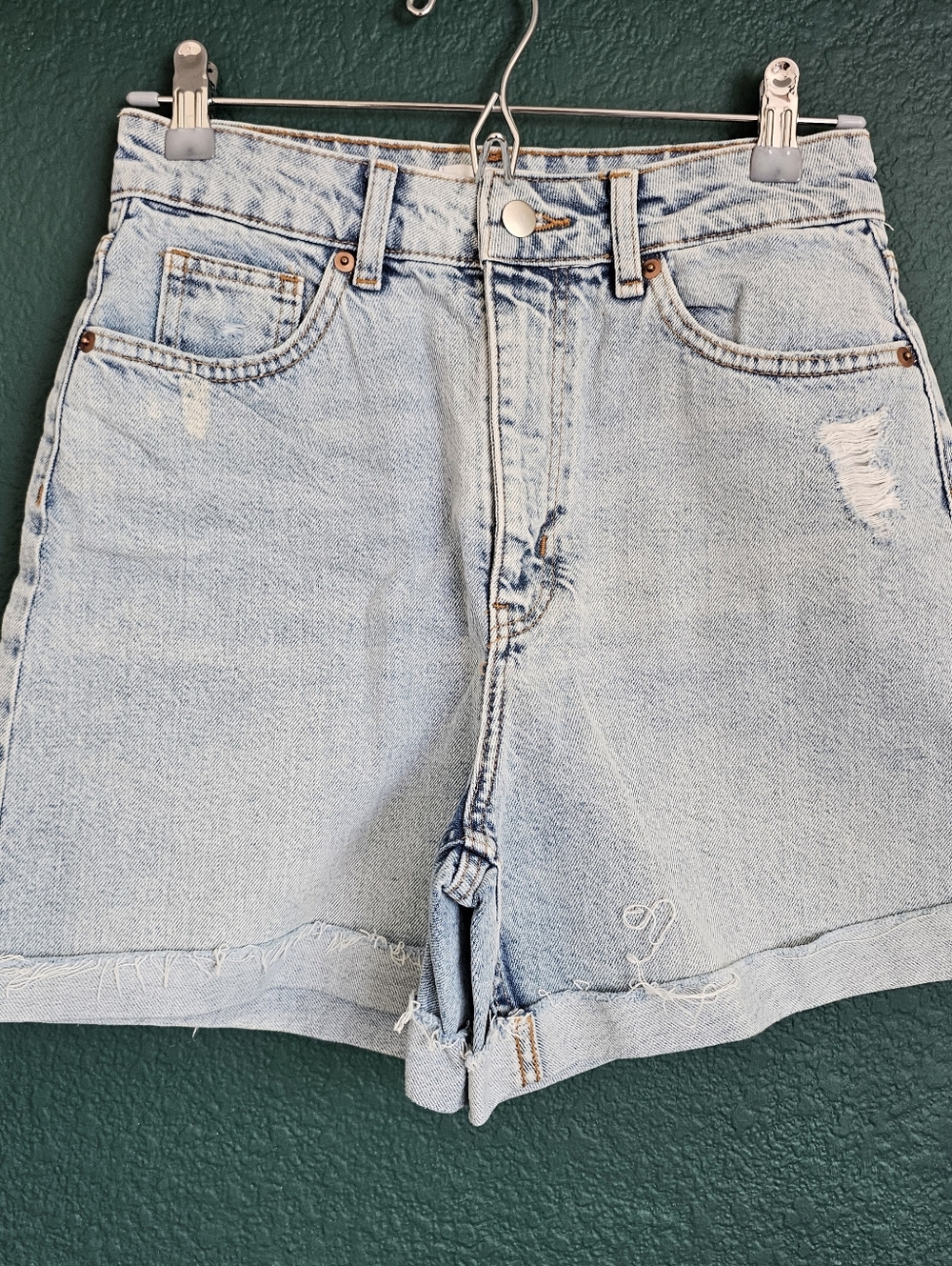 H&M Light Wash Distressed Denim Shorts | Size 4 | High-Waisted